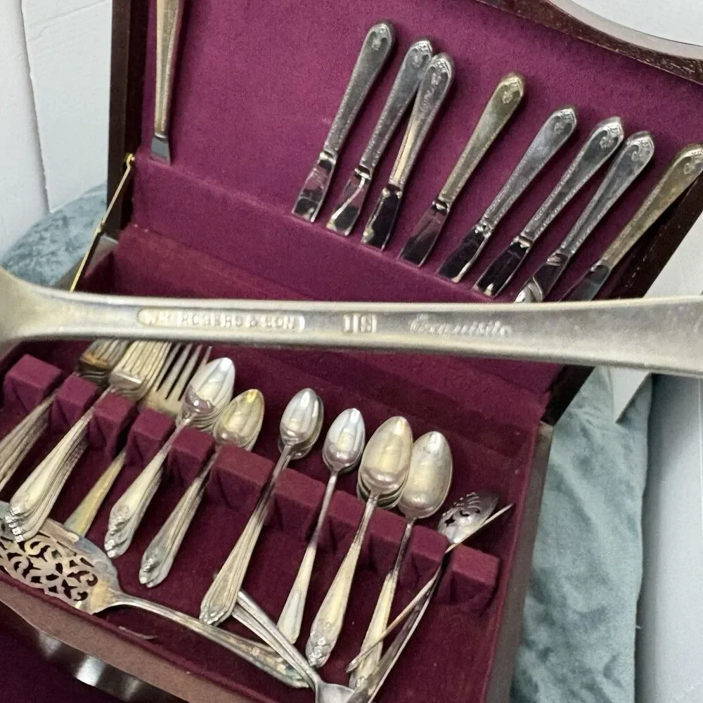 WMRogers & Son Silver plate Flatware Exquisite Collection Wooden Case 76 Piece